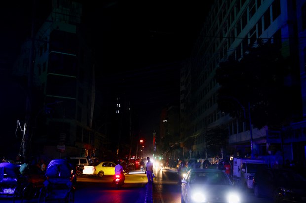 Power grid failure leaves Dhaka, much of Bangladesh, in the dark Power grid failure leaves Dhaka, much of Bangladesh, in the dark