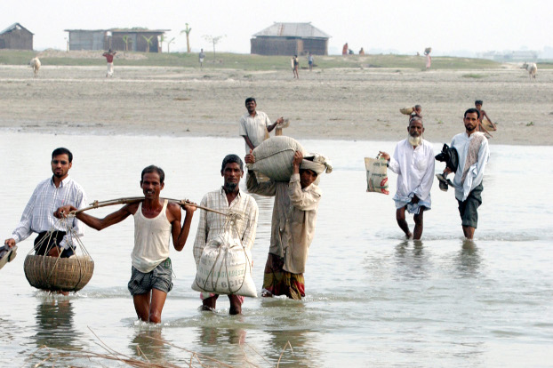 Villagers cross the Teesta River during the dry season in Rangpur district, 214 miles (345 km) north of the Bangladeshi capital Dhaka, Oct.  15, 2005. [Reuters]