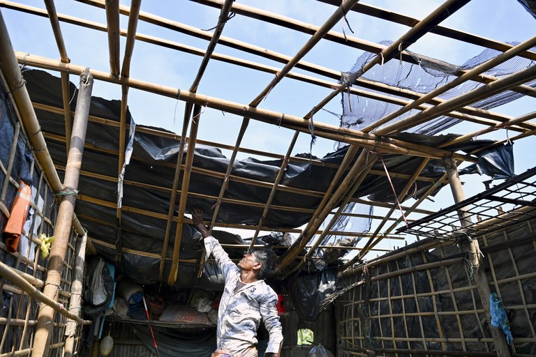 000_33F42TD-roof-fixing.jpg 000_33F42TD-roof-fixing.jpg