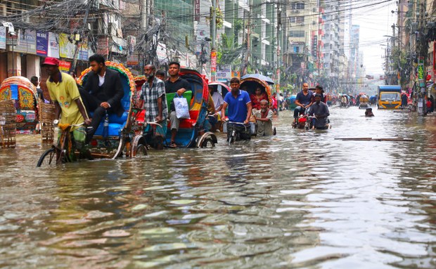 Heavy rain turns Dhaka's roads to rivers Heavy rain turns Dhaka's roads to rivers