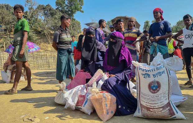 ‘Deeper into hunger’: UN to halve food aid for Rohingya in Bangladesh ‘Deeper into hunger’: UN to halve food aid for Rohingya in Bangladesh