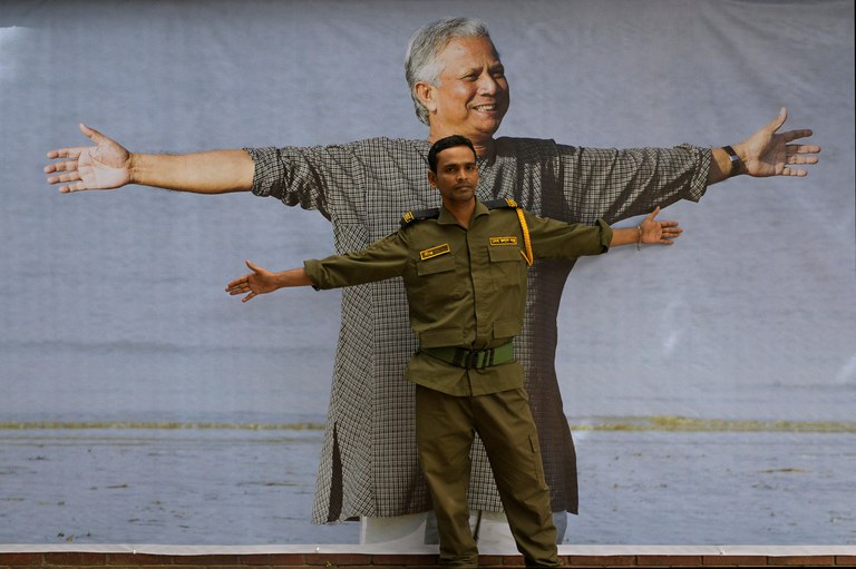 posing-with-yunus.JPG posing-with-yunus.JPG