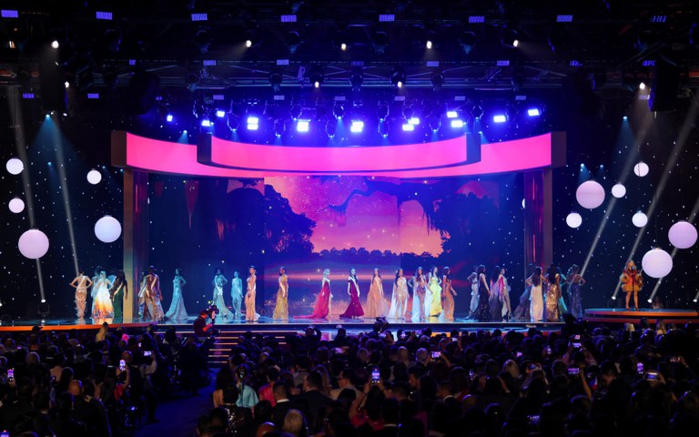 18 ID-pageant3.JPG 18 ID-pageant3.JPG