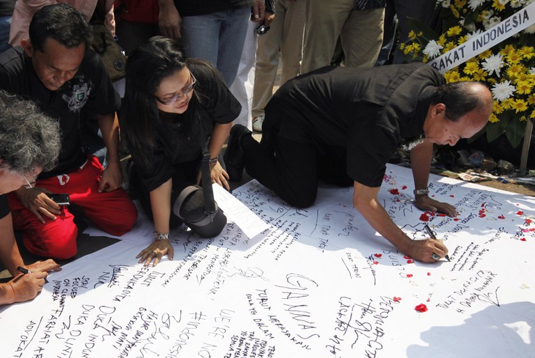 2009-07-20T120000Z_1104441657_GM1E57K17HQ01_RTRMADP_3_INDONESIA-EXPLOSIONS.JPG 2009-07-20T120000Z_1104441657_GM1E57K17HQ01_RTRMADP_3_INDONESIA-EXPLOSIONS.JPG
