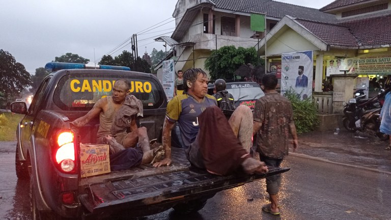 211205_ID_Volcano_evacuate.JPG 211205_ID_Volcano_evacuate.JPG