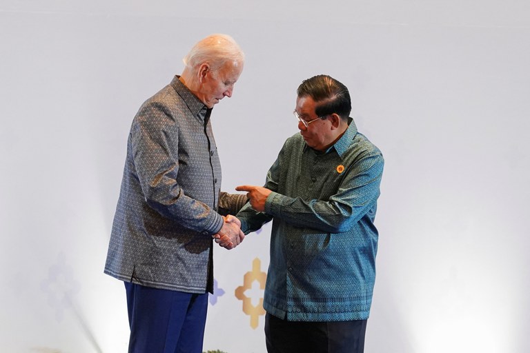 221112_ASEAN-SUMMIT-BIDEN-HUNSEN.JPG 221112_ASEAN-SUMMIT-BIDEN-HUNSEN.JPG