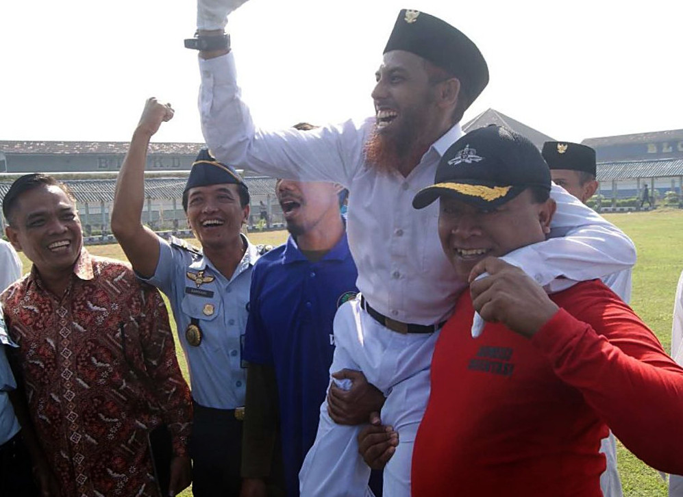 Indonesian officials lift up convicted terrorist Umar Patek after a flag ceremony marking National Awakening Day at a prison in East Java, May 20, 2015. [BenarNews]