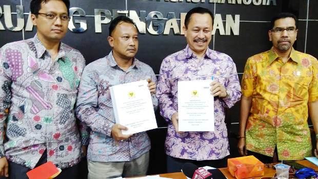 Officials of the National Commission on Human Rights (Komnas HAM) show copies of an investigative team’s report on the so-called Rumoh Geudong case, during a news conference in Jakarta, Sept. 6, 2018. [Tria Dianti/BenarNews]