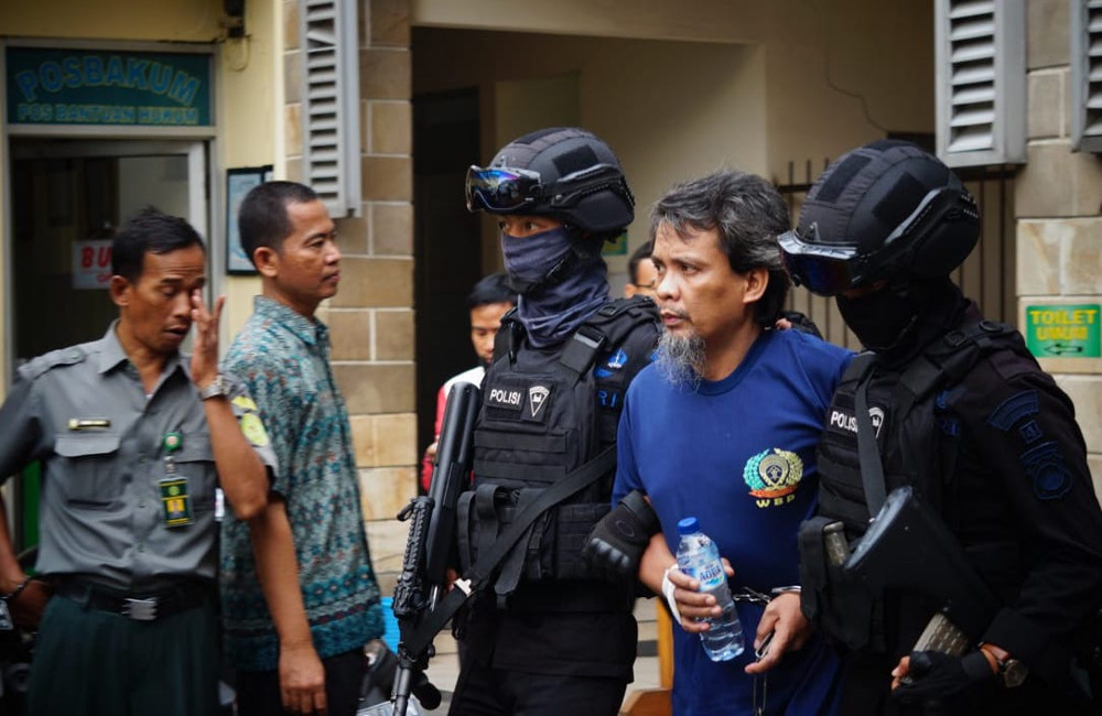 Police escort accused terrorist Syawaludin Pakpahan to North Jakarta District Court, May 16, 2018. [Photo Courtesy of Center for the Study of Radicalism and Deradicalization]