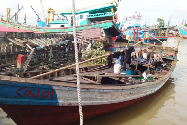 A police officer inspects the boat that carried 20 Rohingya to Kuala Idi, a port in Aceh province, Dec. 4, 2018. [Courtesy of East Aceh police]