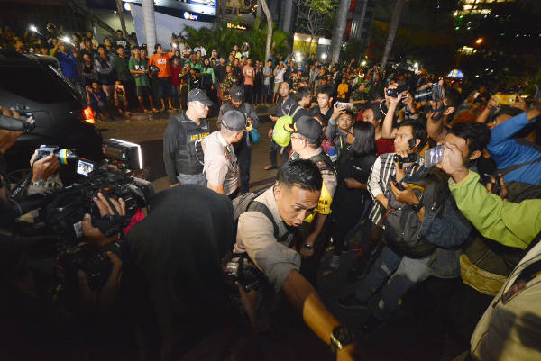 A crowd gathers as Indonesian police raid a house of suspected terrorists in Surabaya city, capital of East Java province, May 16, 2018. [Yovinus Guntur/BenarNews]