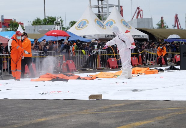 Indonesian Searchers Locate Crashed Jet’s Black Boxes, Recover Body Parts Indonesian Searchers Locate Crashed Jet’s Black Boxes, Recover Body Parts