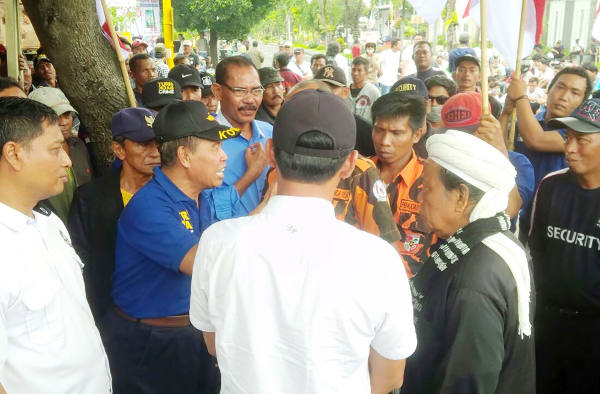 Protesters gather in front of Banyuwangi District Court in East Java province, Indonesia, Jan. 23, 2018. (Yovinus Guntur/BenarNews)