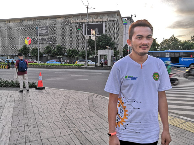 Agus Kurnia revisits the site where he was hit by bomb fragments during the 2016 terror attack in Jakarta, Jan. 12, 2020. [Tia Asmara/BenarNews] 