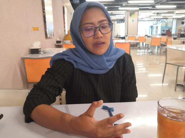Nanda Olivia Daniel, a victim of a 2004 terrorist attack, shows injuries on her right fingers during an interview in Jakarta, Jan. 13, 2020. [Tia Asmara/BenarNews] 