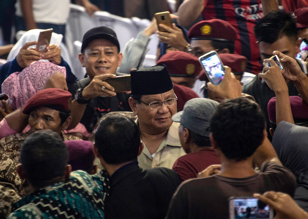 Indonesian presidential candidate Prabowo Subianto (center), a former military general, is welcomed by his supporters in Mojokerto, West Java province, Feb. 24, 2019. [AFP]