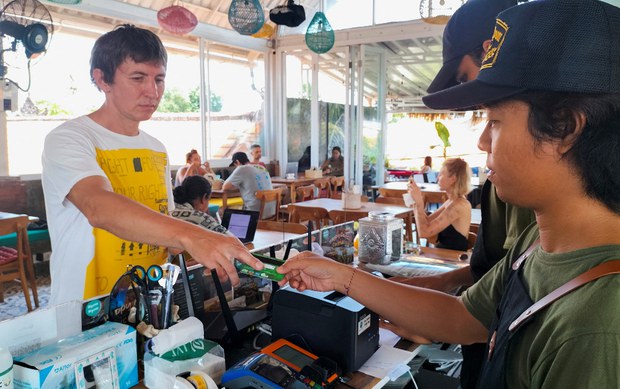 Russians in Indonesian tourist paradise feel pinch of West’s sanctions over Ukraine Russians in Indonesian tourist paradise feel pinch of West’s sanctions over Ukraine
