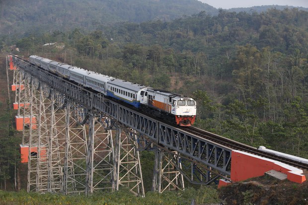 Indonesian Govt to Dip Into State Coffers for Bloated Chinese-backed Rail Project Indonesian Govt to Dip Into State Coffers for Bloated Chinese-backed Rail Project