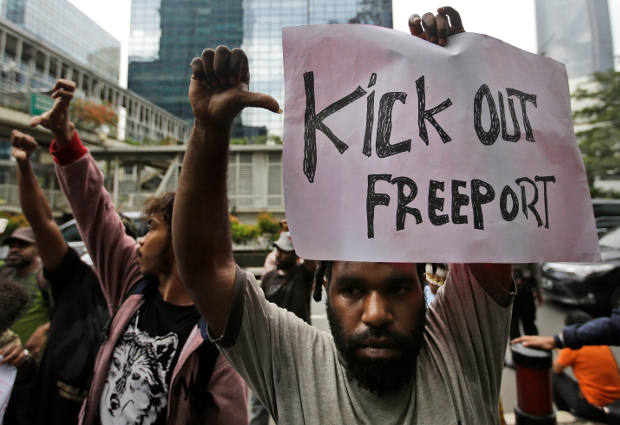 Activists give the thumb down sign during a protest against Freeport-McMoRan outside the building that houses the U.S. mining giant's offices in Jakarta, April 7, 2017.  [AP]