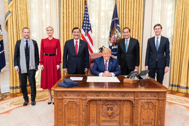 Indonesia’s Coordinating Minister for Maritime Affairs and Investment Luhut Pandjaitan (red tie) poses for a photo with U.S. President Donald Trump (seated) during a visit to the White House, Nov. 17, 2020. [Photo Courtesy of Indonesia’s Coordinating Ministry for Maritime Affairs and Investment]