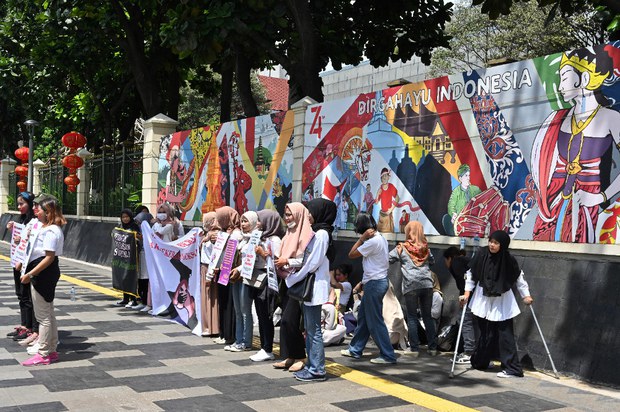 Indonesian Prosecutors Seek Death Sentence for School Owner Accused of Raping Students Indonesian Prosecutors Seek Death Sentence for School Owner Accused of Raping Students