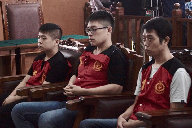 Three of the Taiwanese defendants – Liao Guan Yu, Chen Wei Cyuan, and Hsu Yung Li (left to right), are pictured at the South Jakarta Court, April 26, 2018. [Arie Firdaus/BenarNews]