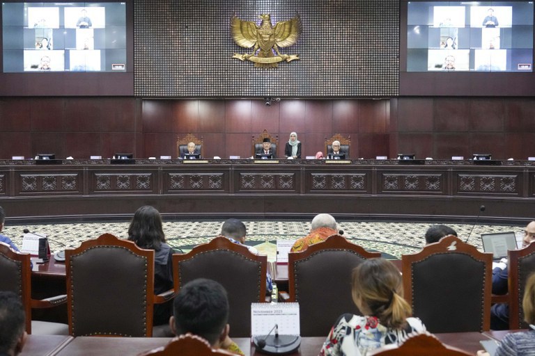 Jimly Asshiddiqie (top center), chairman of the Constitutional Court’s Ethics Council, delivers his verdict on the probe into an ethical violation allegedly committed by Chief Justice Anwar Usman, in Jakarta, Nov. 7, 2023. [Tatan Syuflana/AP]