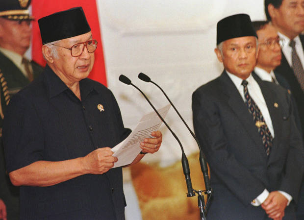 Indonesian President Suharto (left) announces his resignation at the presidential palace in Jakarta, after ruling the fourth most populous nation for 32 years, May 21, 1998. [AP]