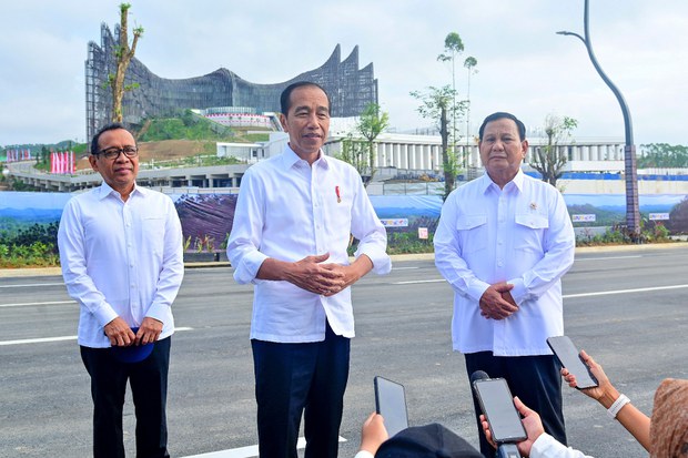 Indonesia’s president holds first cabinet meeting amid construction at new capital Indonesia’s president holds first cabinet meeting amid construction at new capital