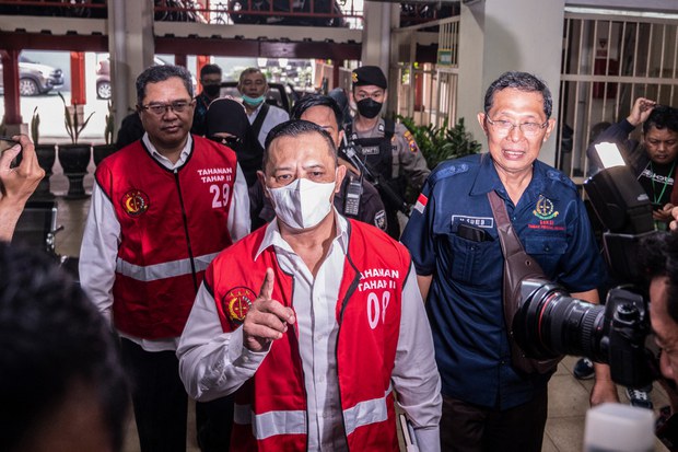 2 Indonesian football officials jailed for deadly stadium stampede 2 Indonesian football officials jailed for deadly stadium stampede