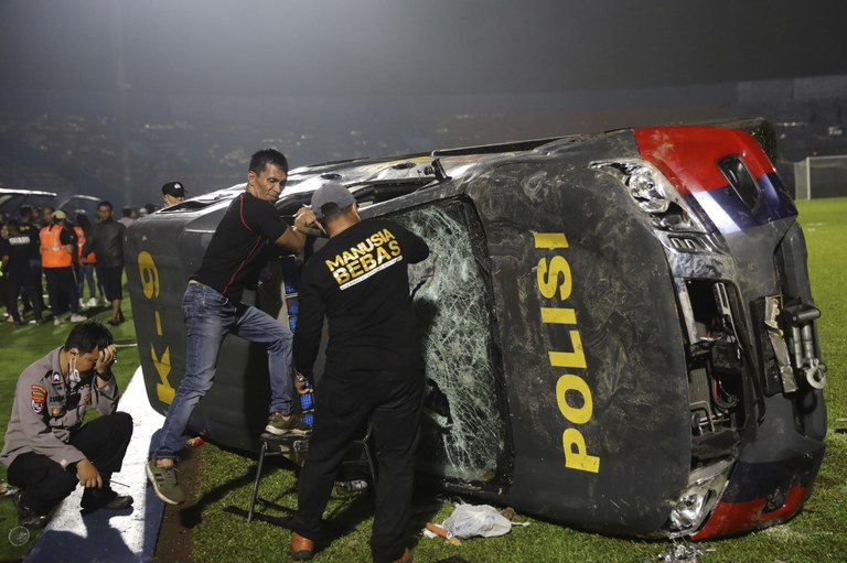 221001_ID_football_stampede_car.jpg 221001_ID_football_stampede_car.jpg