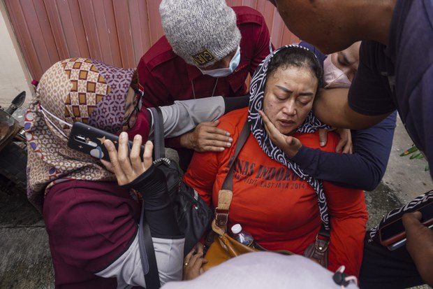 Scores killed in stadium stampede as Indonesian football fans riot Scores killed in stadium stampede as Indonesian football fans riot