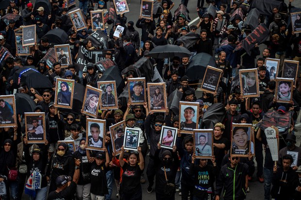 Indonesian court reverses 2 policemen’s acquittal, convicts them for deadly football stampede Indonesian court reverses 2 policemen’s acquittal, convicts them for deadly football stampede