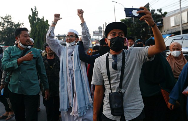 Indonesian Court Convicts Firebrand Cleric, 5 Supporters for Flouting Virus Restrictions Indonesian Court Convicts Firebrand Cleric, 5 Supporters for Flouting Virus Restrictions