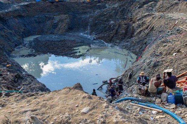 Danger Lurks at Illegal Gold Mines in Indonesia Danger Lurks at Illegal Gold Mines in Indonesia