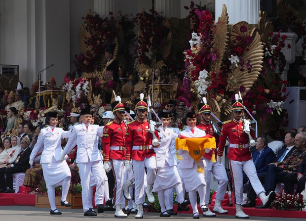 Indonesian govt agency apologizes after President Jokowi reverses hijab ban for I-Day flag-bearers Indonesian govt agency apologizes after President Jokowi reverses hijab ban for I-Day flag-bearers