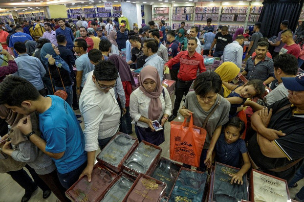 Hundreds of people look for Ramadan bargains at a shopping complex in Kuala Lumpur, June 11, 2018. [S. Mahfuz/BenarNews]