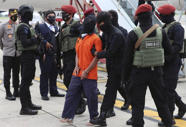 Indonesian Authorities Fly Dozens of Jemaah Islamiyah Suspects to Jakarta Indonesian Authorities Fly Dozens of Jemaah Islamiyah Suspects to Jakarta