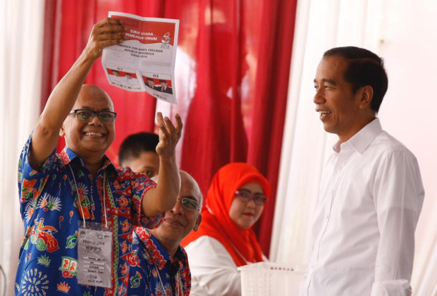 An election worker displays a ballot before handing it to President Joko Widodo at a polling station in Gambir, Central Jakarta, April 17, 2019. (Keisyah Aprilia/BenarNews)
