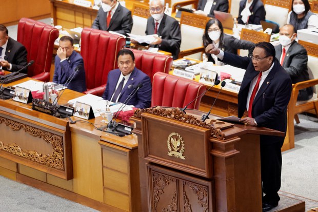Indonesian parliament passes law banning sex outside marriage, cohabitation Indonesian parliament passes law banning sex outside marriage, cohabitation