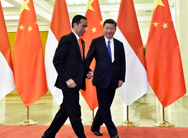 Indonesian President Joko Widodo (left) and Chinese counterpart Xi Jinping walk to their meeting at the Great Hall of People in Beijing, as China was touting its new One Belt, One Road endeavor as “a project of the century,” May 14, 2017. [AFP] 