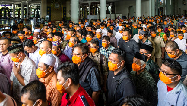 Indonesians wear facemasks as a precaution against the COVID-19 outbreak during obligatory Friday prayers at a mosque in Surabaya, capital of East Java province, March 20, 2020. [AFP] 