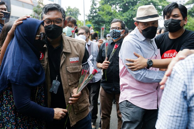 Sacked Employees of Indonesia’s Anti-Graft Agency Bid Farewell Sacked Employees of Indonesia’s Anti-Graft Agency Bid Farewell