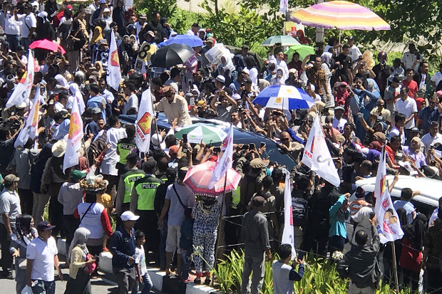 Opposition presidential candidate Prabowo Subianto greets his supporters while campaigning in Padang, capital of Indonesia’s West Sumatra province, April 2, 2019. [M. Sulthan Azzam/BenarNews]