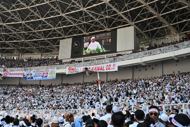 A video of the radical cleric Rizieq Shihab is seen on the stadium scoreboard as supporters of candidate Prabowo Subianto gather during a campaign rally at the Gelora Bung Karno stadium in Jakarta, April 7, 2019. [AP]