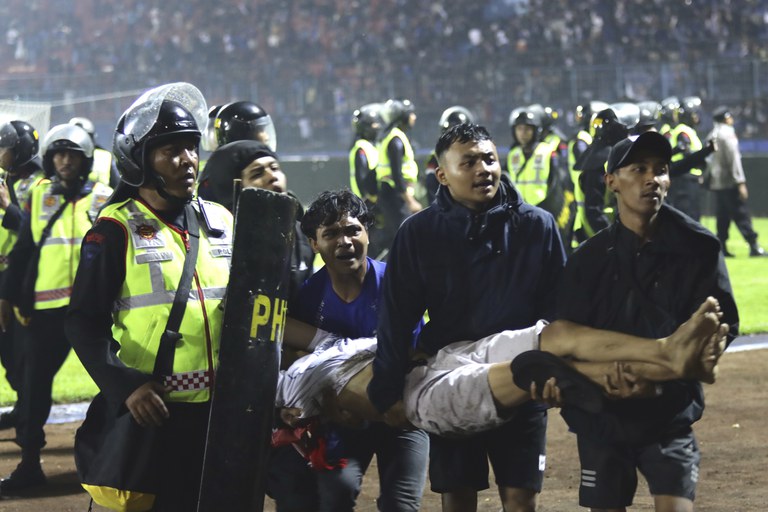 AP22279493627377-injured-man.jpg AP22279493627377-injured-man.jpg