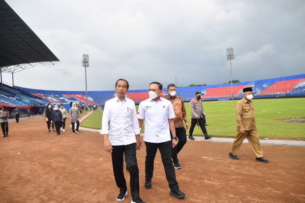 Investigators: Tear gas fired indiscriminately caused deadly Indonesian football stampede Investigators: Tear gas fired indiscriminately caused deadly Indonesian football stampede