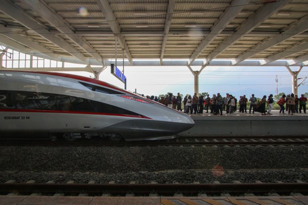 Indonesia’s first high-speed train wows passengers as it hits 350 kph on trial run Indonesia’s first high-speed train wows passengers as it hits 350 kph on trial run