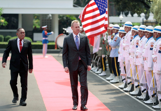 Indonesian Defense Minister Ryamizard Ryacudu (left) accompanies Acting U.S. Secretary of Defense Patrick Shanahan during an inspection of the honor guard in Jakarta, May 30, 2019. [AP]