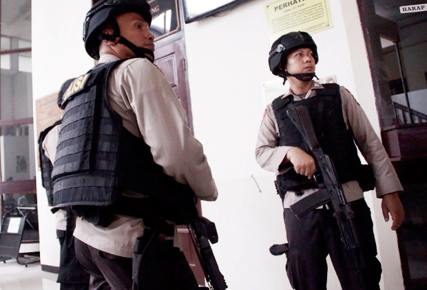 Police officers take positions outside the courtroom as Aman Abdurrahman awaits sentencing at a South Jakarta court, June 22, 2018. [Arie Firdaus/BenarNews]